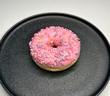Донат с ягодной начинкой