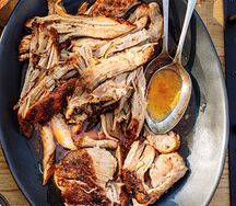 Porc braisé, attieké, alloco ou patate grillée