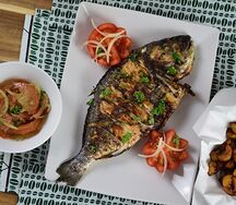 Poisson braisé, attieké, alloco ou patate grillée
