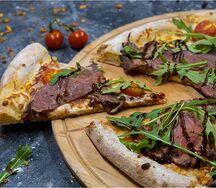Пицца с ростбифом и рукколой