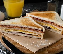 Сэндвич с беконом и омлетом