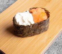 Гунканы с копченым лососем и сливочным сыром