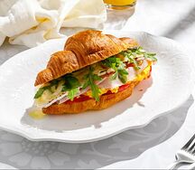  Круассан с тамбовским окороком, сыром бри и скрэмблом