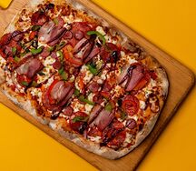 Римская пицца Баварская мясная средняя