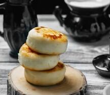 Сырники с джемом и сметаной