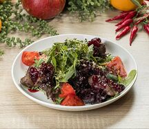 Салат с куриной печенью гриль и клюквенным соусом