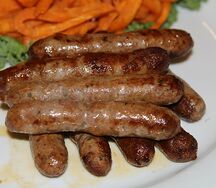 Saucisses de porc braisées
