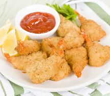 Crevettes panées servies avec sauce spicy