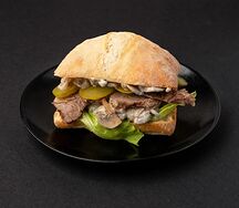 Сэндвич с печеным окороком и соусом барбекю