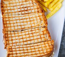 Тост с курицей и грибами