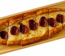 Пиде с сыром, суджуком и с яйцом