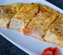Омлет с колбасой и помидорами