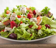 Plat de salade avec œuf préparé