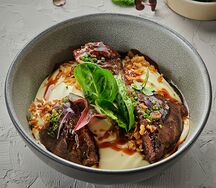 Боул Щечки с картофельным пюре и соусом пармезан