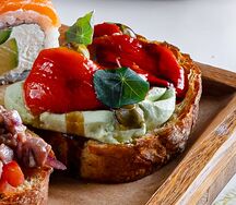 Брускетты с паприкой