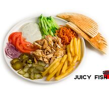 Шаверма на тарелке из курицы на углях
