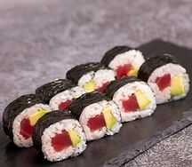Маки с тунцом и авокадо