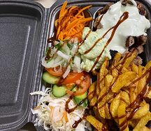 Шаверма в тарелке со свининой