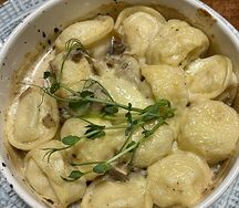 Тортеллини, запеченные под грибным соусом