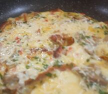 Omelette ou oeufs brouillés jambon fromage champignons