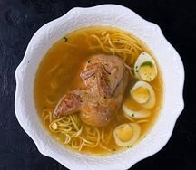 Бульон с лапшой и перепелкой