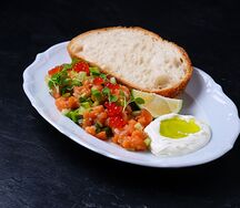 Тартар из лосося крем чиз лайм 