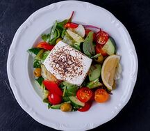 Салат с опаленным сыром