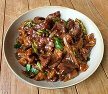 Viande de brousse sautée aux légumes