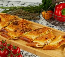 Пиде кавурма с мясом и сыром 