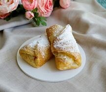 Слойка с яблоком и вишней