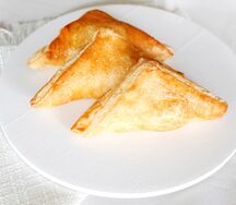 Слоёный уголок с сыром