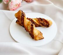 Слойка с арахисом и сгущёнкой