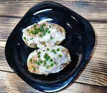 Картофель на углях с копчёной свининой и сыром