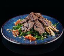 Салат теплый с телятиной