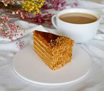 Пирожное Медовое со сгущёнкой