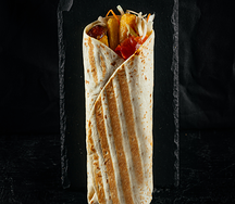 Ролл в тортилье с колбаской