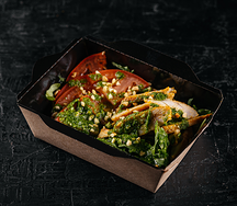 Салат с цыпленком, рукколой и песто