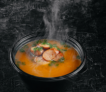 Томатный суп с колбасками