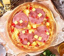 Пицца с салями и ананасом