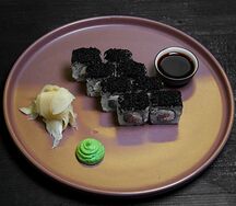 Ролл креветка и черная масаго