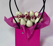 Клубника в белом бельгийском шоколаде в розовой корзинке