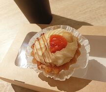 Корзиночка с творожным кремом , орехом и фруктами