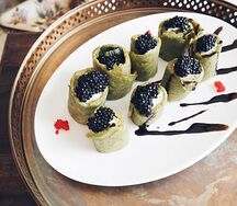 Зеленые блины с красной икрой