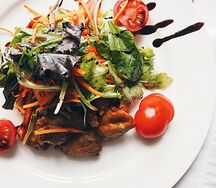 Теплый салат с курицей в кисло-сладком соусе