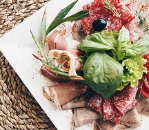 Ассорти мясных деликатесов