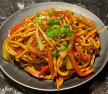 Жареная лапша с овощами