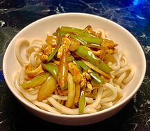 Лапша с тушёной свининой и зелёным перцем