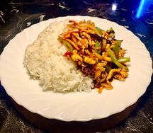 Рис с курицей и овощами в кисло-сладком соусе