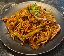 C8c Жареная лапша со свининой и овощами в кисло-сладком соусе