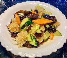 Салат с древесными грибами